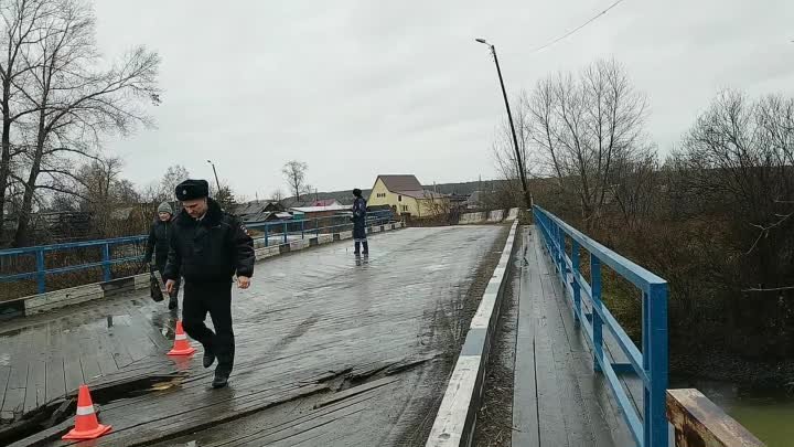 Разрушается мост через Тарайку