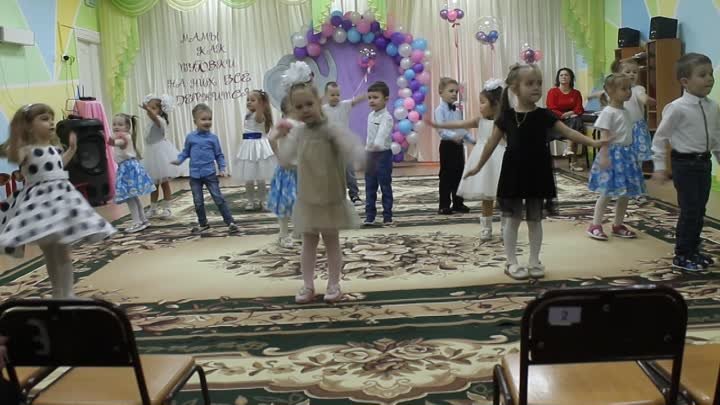 танец "Веснушки" в исполнении воспитанников танцевального кружка "Солнечные лучики"