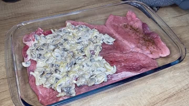 Мясо в духовке под сливочно-грибным соусом