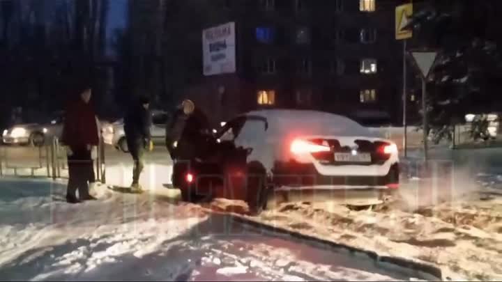 Автомобили попадают в ледяные ловушки в Шахтах