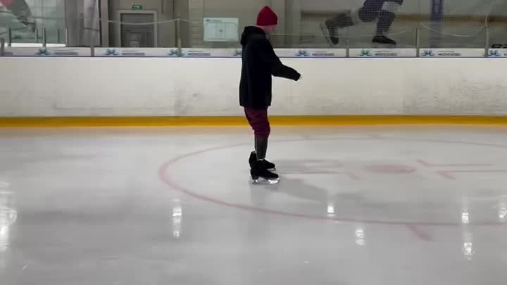 Роман Костомаров прокатился на коньках после операции