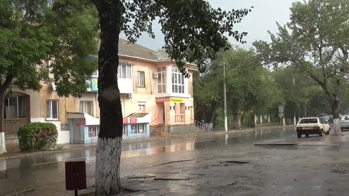 21 августа 2022 г. Евпатория. Ул. Токарева. Сильный  дождь..