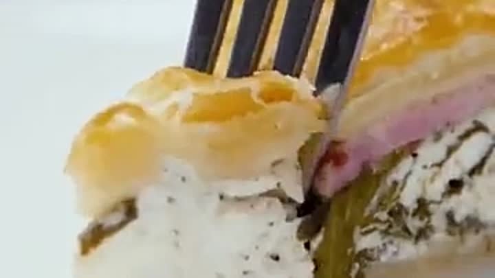 Пирог из слоеного теста со шпинатом!