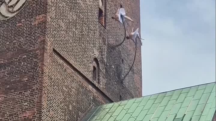 Перформанс воздушных балерин на стене датской церкви