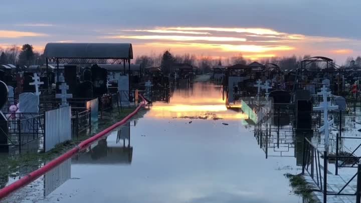 На кладбище в хуторе Ленина откачивают воду