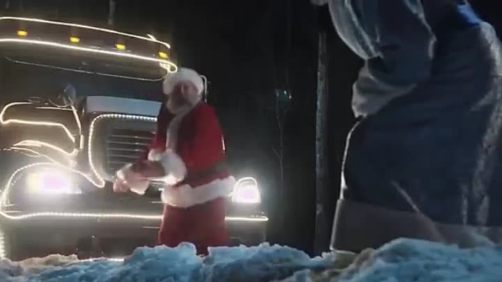 Дед Мороз на «Буханке» вызволил из сугроба фуру Санта Клауса