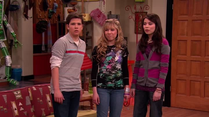 iCarly 03x01 Think They Kissed