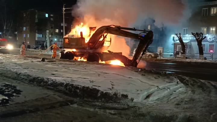 В Кургане загорелся автомобиль для строительных работ 