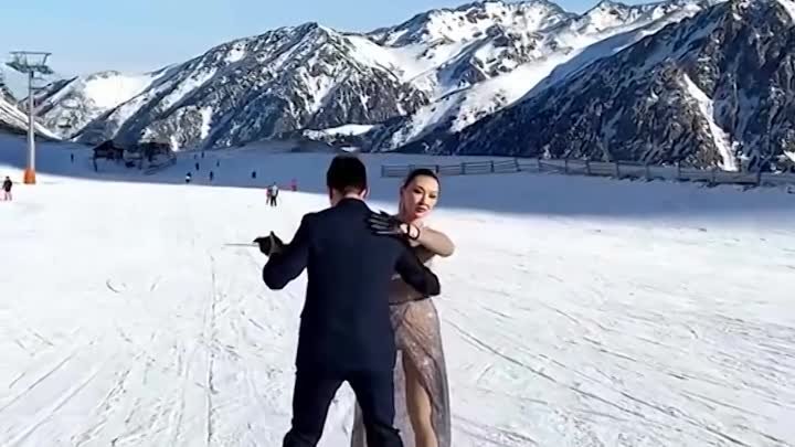 Красивый танец на лыжах в горах АлматыНа высоте, где воздух пропитан ...