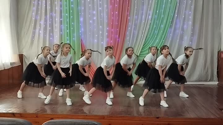 Танец "Весёлые нотки"  исполняет танцевальный коллектив &q ...