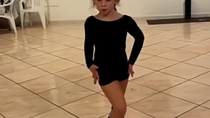 Посмотрите, как танцует эта малява! И это всего лишь тренировка. ⤵️