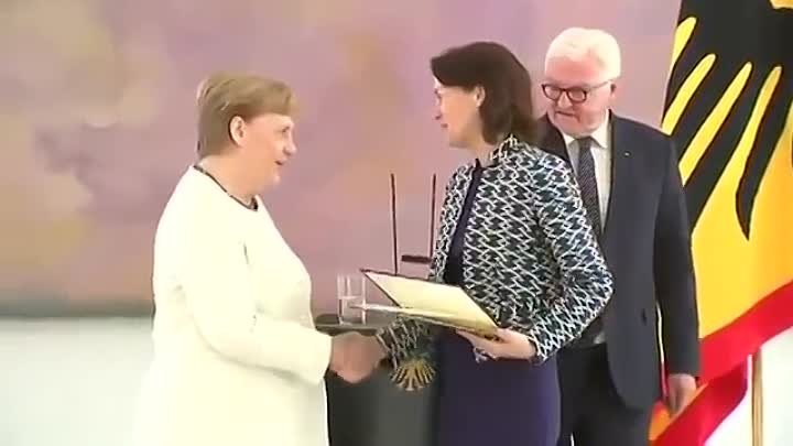 2019 г.Меркель снова стало плохо на публике.Вр 00-00-45