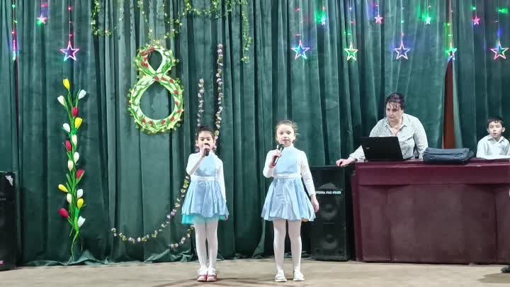 Девочки папой очень гордятся и для них спели песню.