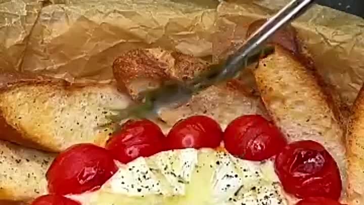 Сыр камамбер в духовке с багетом ( рецепт )