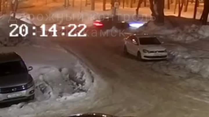 В Нижнекамске водитель на легковушке сбил подростка.