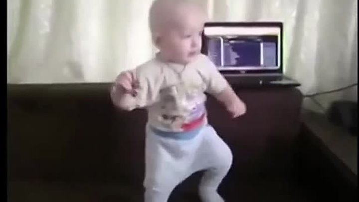 Малыш классно танцует!😍Такой смешной! А как он чувствует музыку)👏👏👏