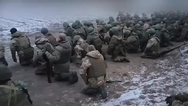 Российские бойцы молятся перед выходом на б/задание.