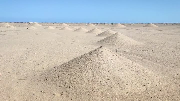 Арт-объект "Дыхание пустыни", созданный в 1997 году, виден ...