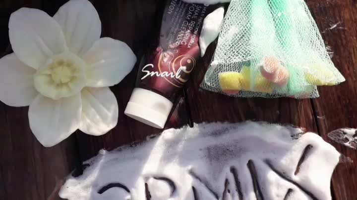 Пенка для умывания от Mizon Snail Repairing Foam Cleanser.