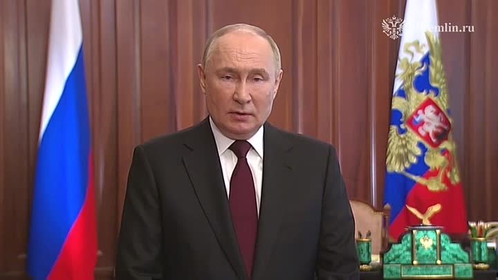 Президент России Владимир Путин обратился к россиянам накануне трехд ...