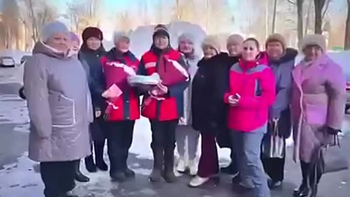 В Нижнекамске женщин-дворников поздравили с 8 марта.