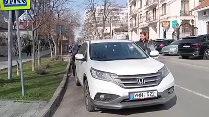 Анна Ревенко припарковала авто перед пешеходным переходом