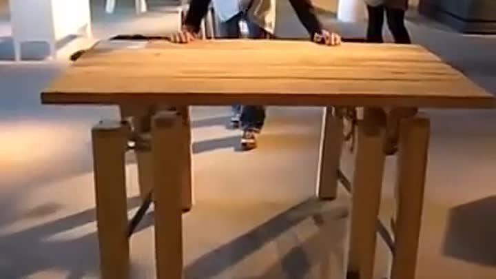 Шагающий стол - точно не поцарапает ваш пол