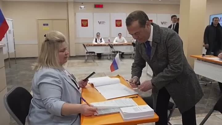 Дмитрий Медведев вместе с супругой проголосовал на выборах Президента. 