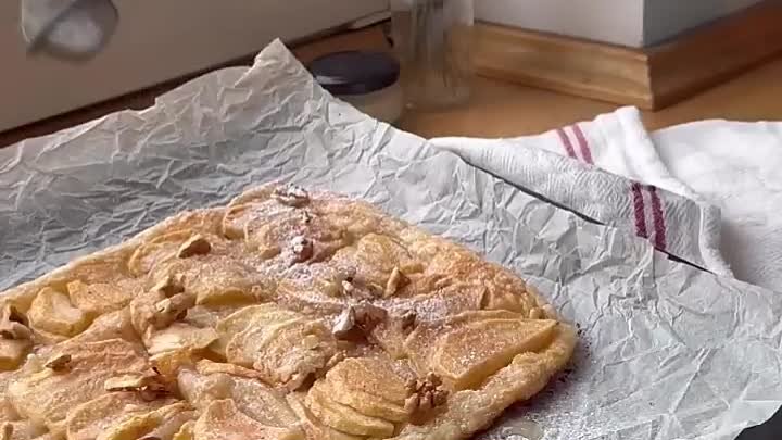 Яблочный тарт с грецкими орехами и корицей