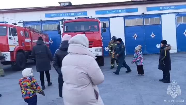 В Улан-Удэ спасатели устроили гендер-пати рядом с пожарными машинами.