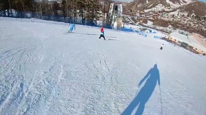 Замдиректора Норникеля жарит на лыжах.