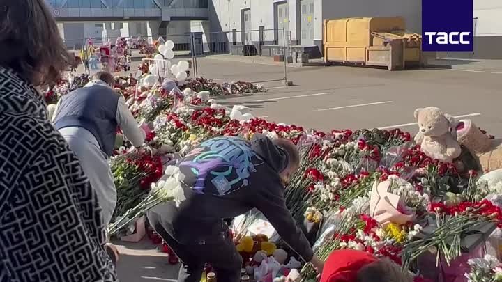 Футболисты ＂Динамо＂ возложили цветы к стихийному мемориалу возле ＂Кр ...