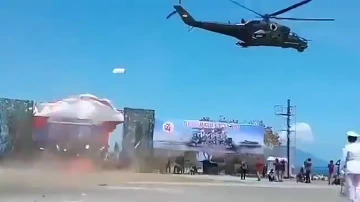 Вертолет Ми-35 снес трибуну на параде в Индонезии