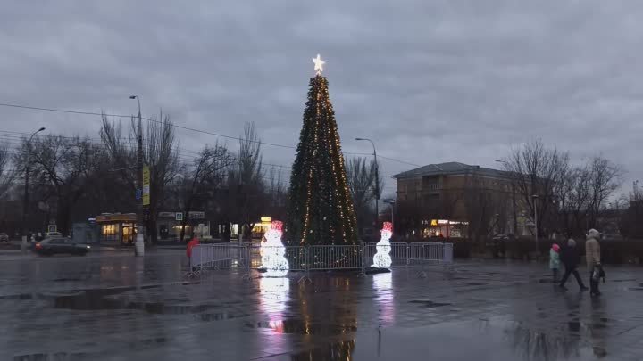 Новогодняя Ёлка на Тракторном перед ТРК ＂Семь Звёзд＂, Волгоград, 2 я ...