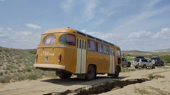 Как мы ехали на Тузбаир, ретроавтобус не наш, мы на джипах