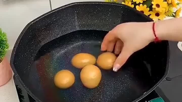 Забавный гаджет, позволяющий варить желтые яйца