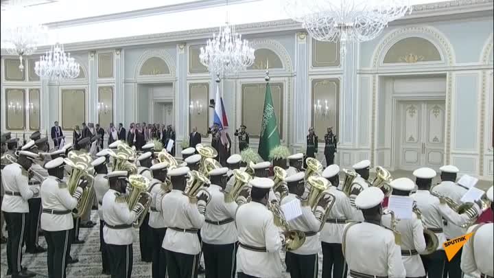 Владимир Путин выслушал гимн России во время визита в Эр-Рияд