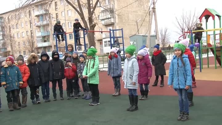 В Баймаке торжественно открыли обновленную детскую площадку