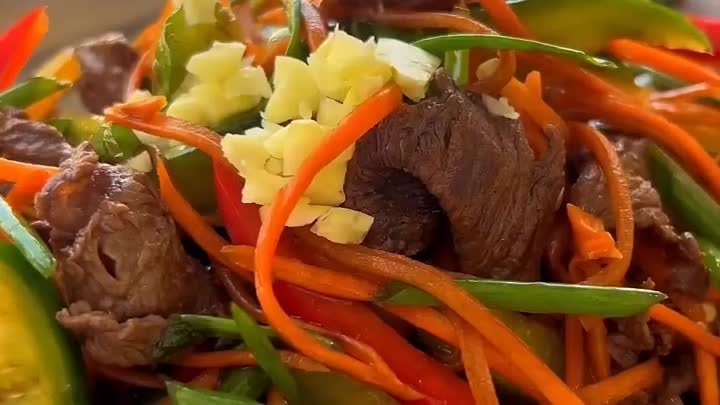 Азиатской салат с говядиной.  Очень вкусный салат украсить любой сто ...