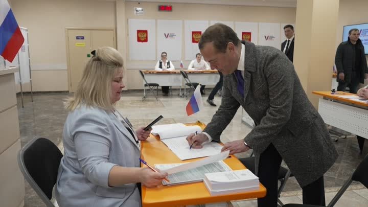 Дмитрий Медведев отдал свой голос!