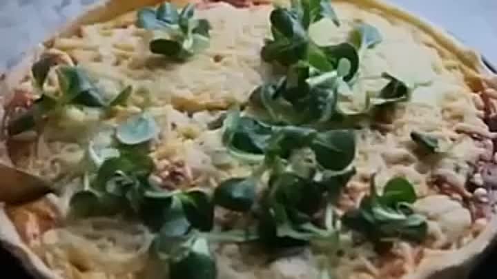 Ароматный киш с сыром и курицей