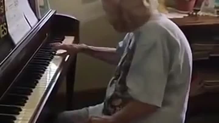 Ей 104 лет... Учительница музыки играет Бетховена!
