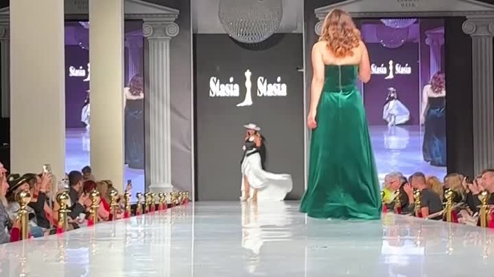 Анна Калашникова на подиуме недели высокой моды Estet Fashion Week ? ...