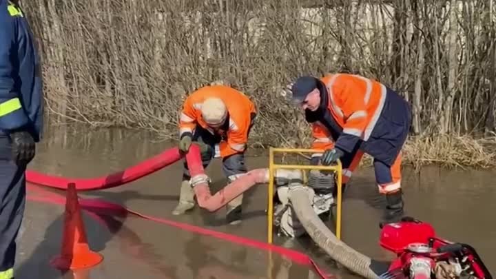 Сотрудники «Водоканала» откачивают воду с дороги в Нахабино