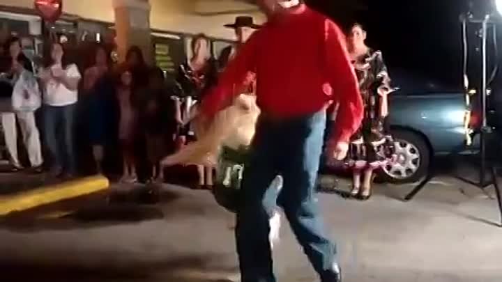 Собака танцует ☺☺☺