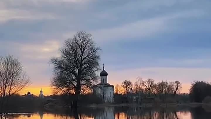 Разлив у храма Покрова на Нерли