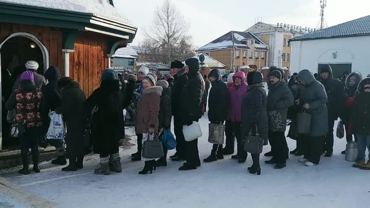 Очередь за святой водой