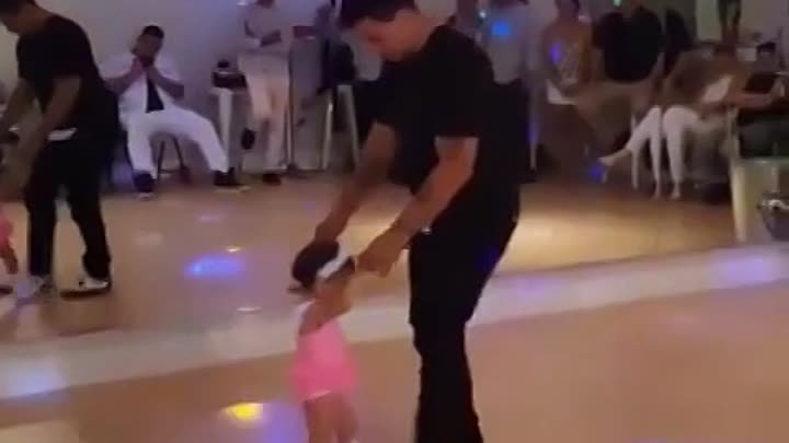 Танцующий папа с дочками. Танец с папой. Танец папы и Дочки. Отец и дочь танцуют. Зажигательный танец папы с дочкой.