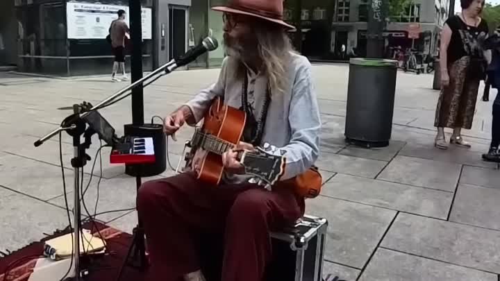 Funking up the Blues on the Street in Frankfurt - Suzie Q