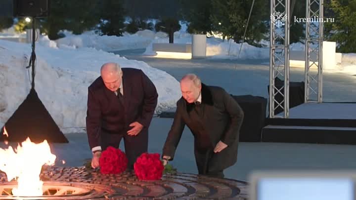 Владимир Путин и Александр Лукашенко открыли мемориал в память о жер ...